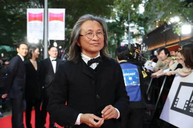 知名导演陈可辛出车祸 现场画面曝光 车辆损毁严重