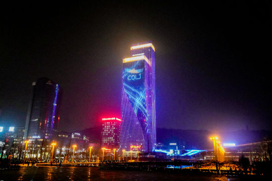 图为灯光绚烂的太阳座。官鑫 摄